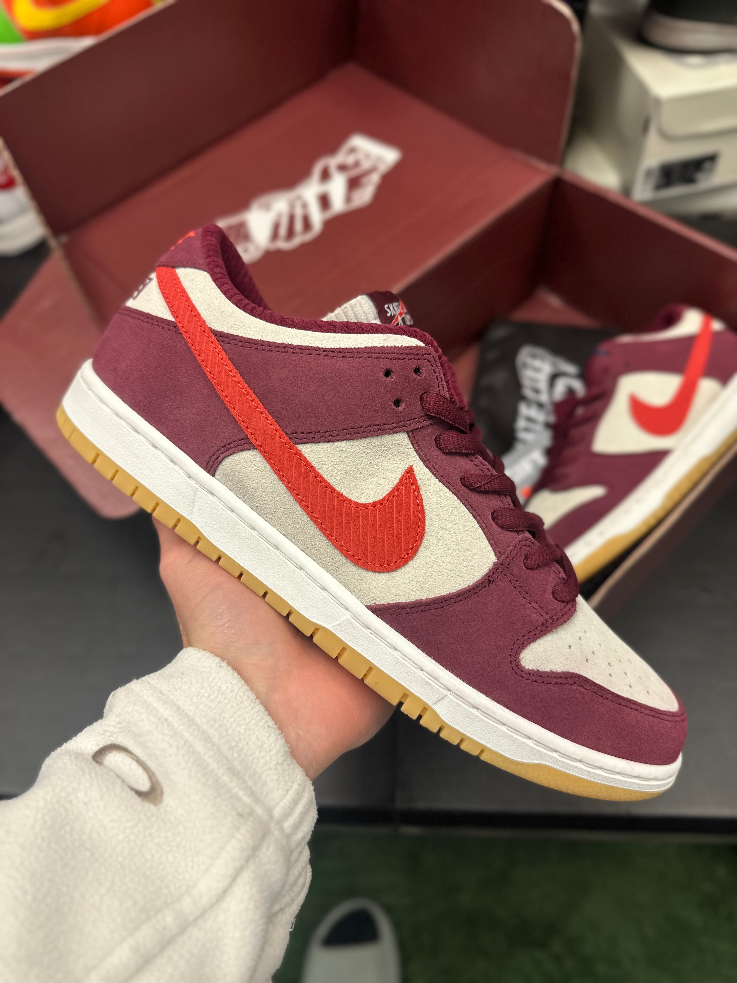 SIZE 11.5M - NIKE SB DUNK LOW “SKATE LIKE A GIRL” (SPECIAL BOX)