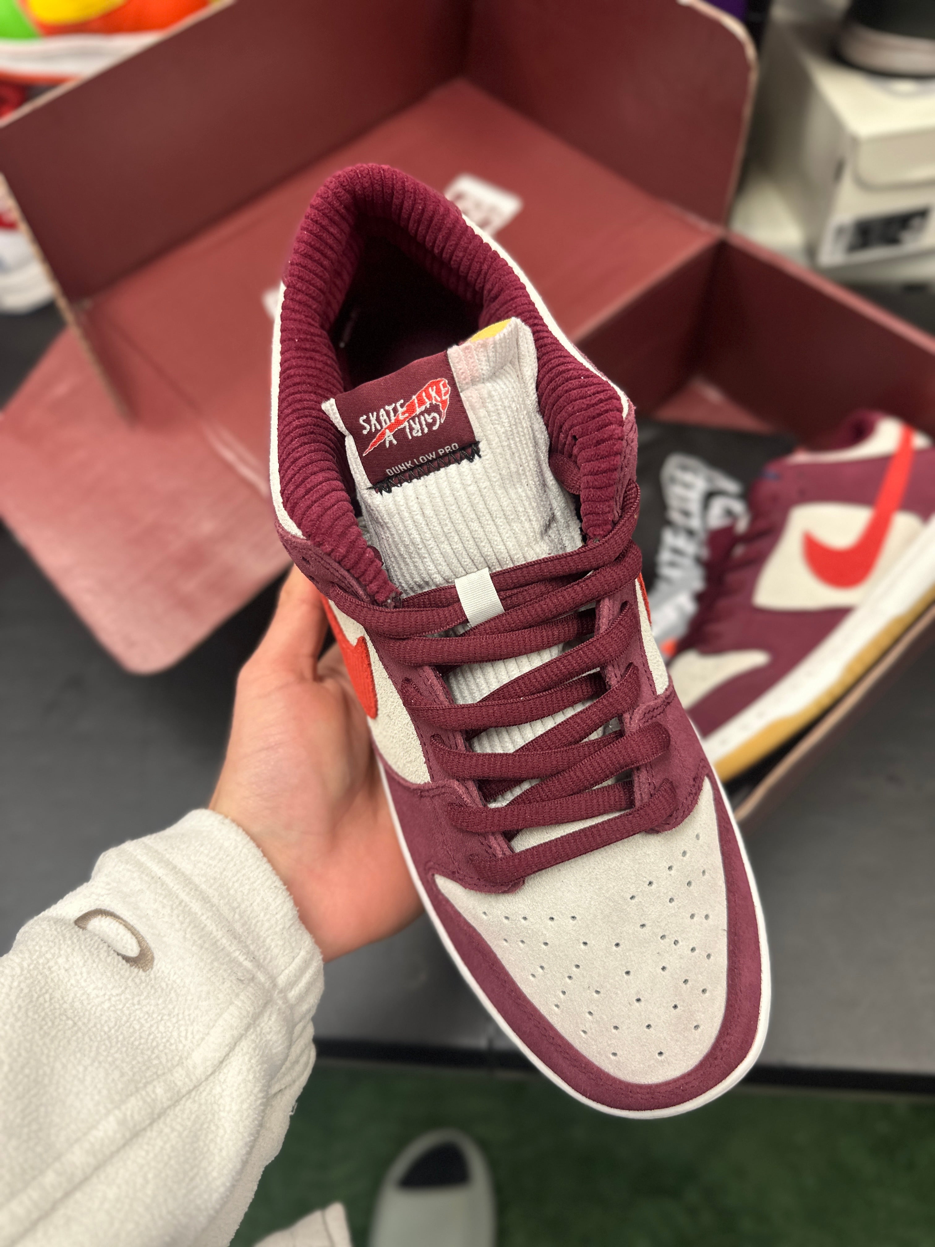 SIZE 11.5M - NIKE SB DUNK LOW “SKATE LIKE A GIRL” (SPECIAL BOX)