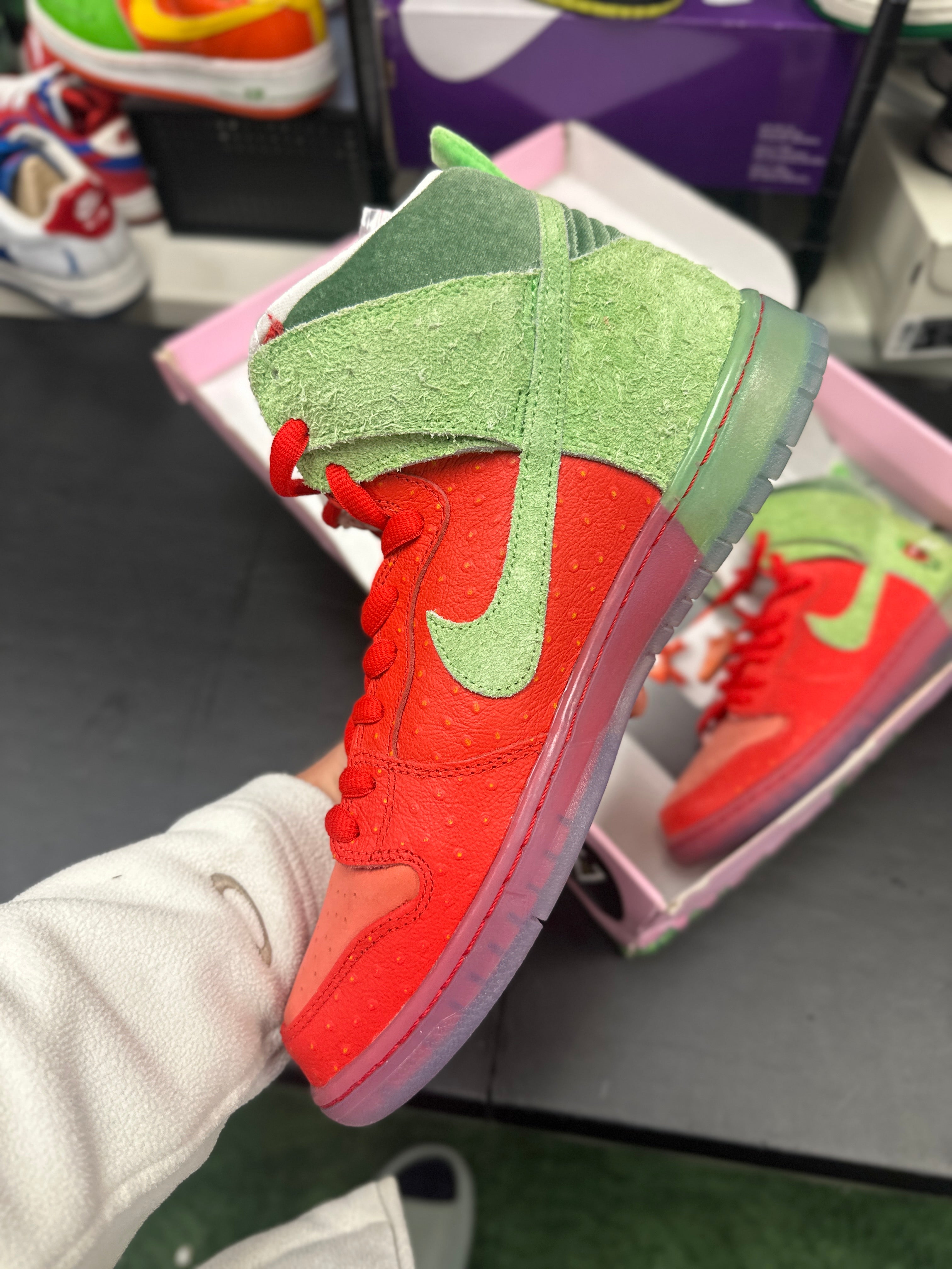 SIZE 10.5M - NIKE SB DUNK HIGH “STRAWBERRY COUGH” (SPECIAL BOX)