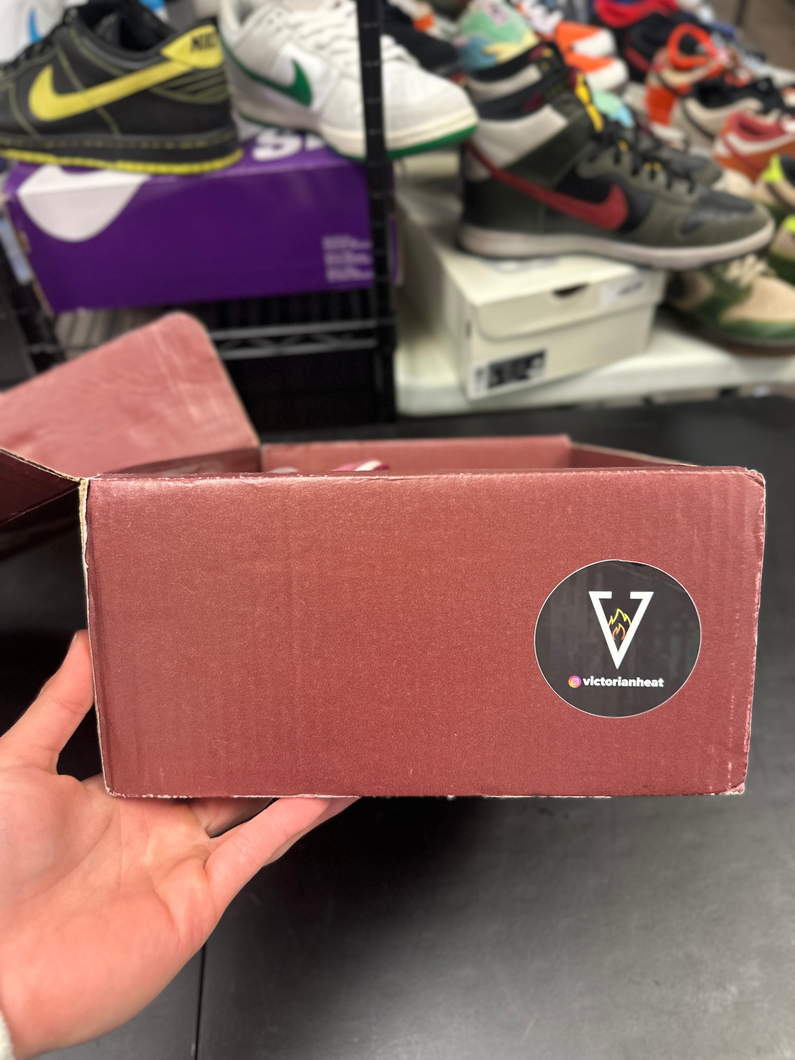 SIZE 11.5M - NIKE SB DUNK LOW “SKATE LIKE A GIRL” (SPECIAL BOX)