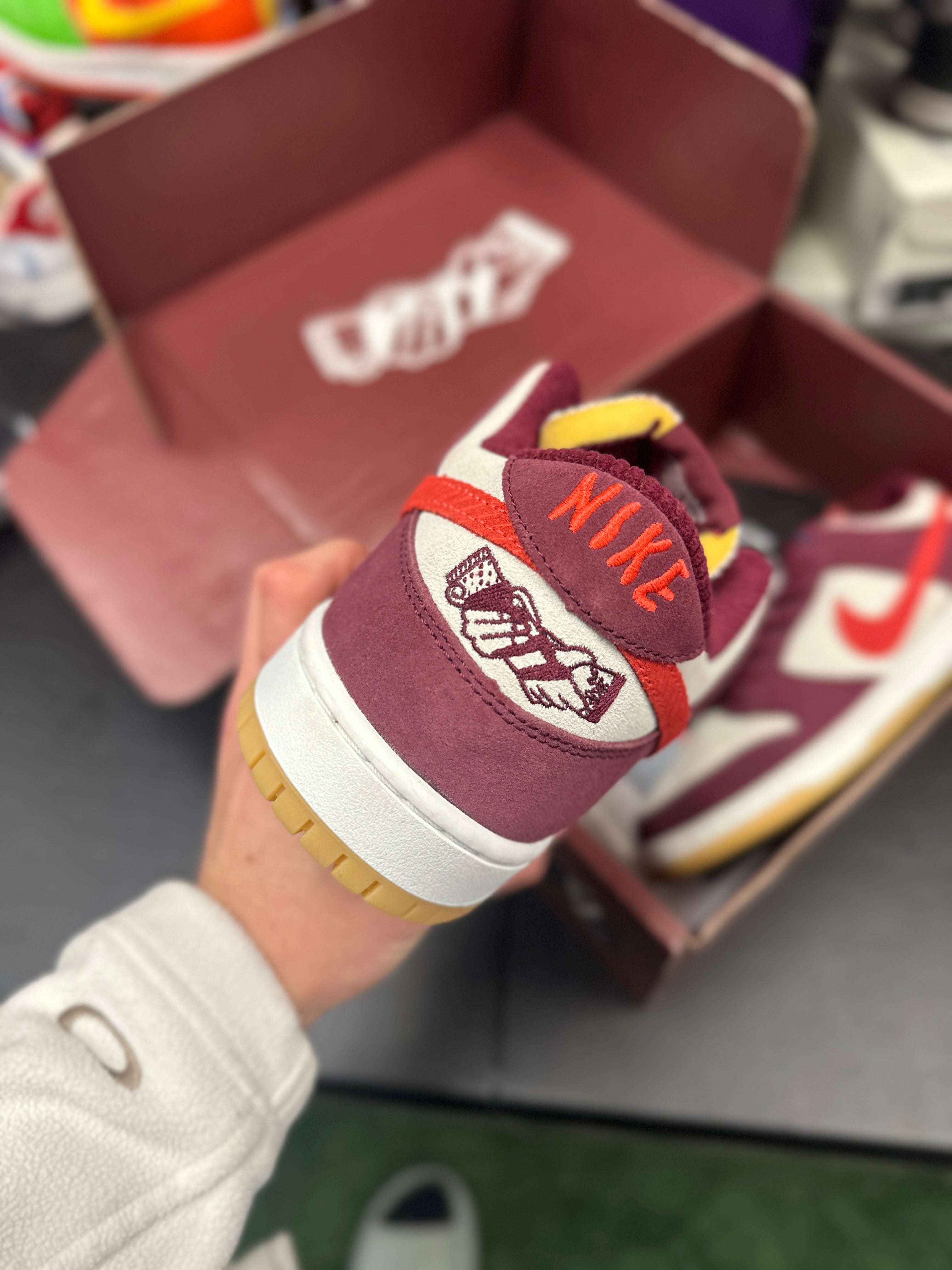 SIZE 11.5M - NIKE SB DUNK LOW “SKATE LIKE A GIRL” (SPECIAL BOX)