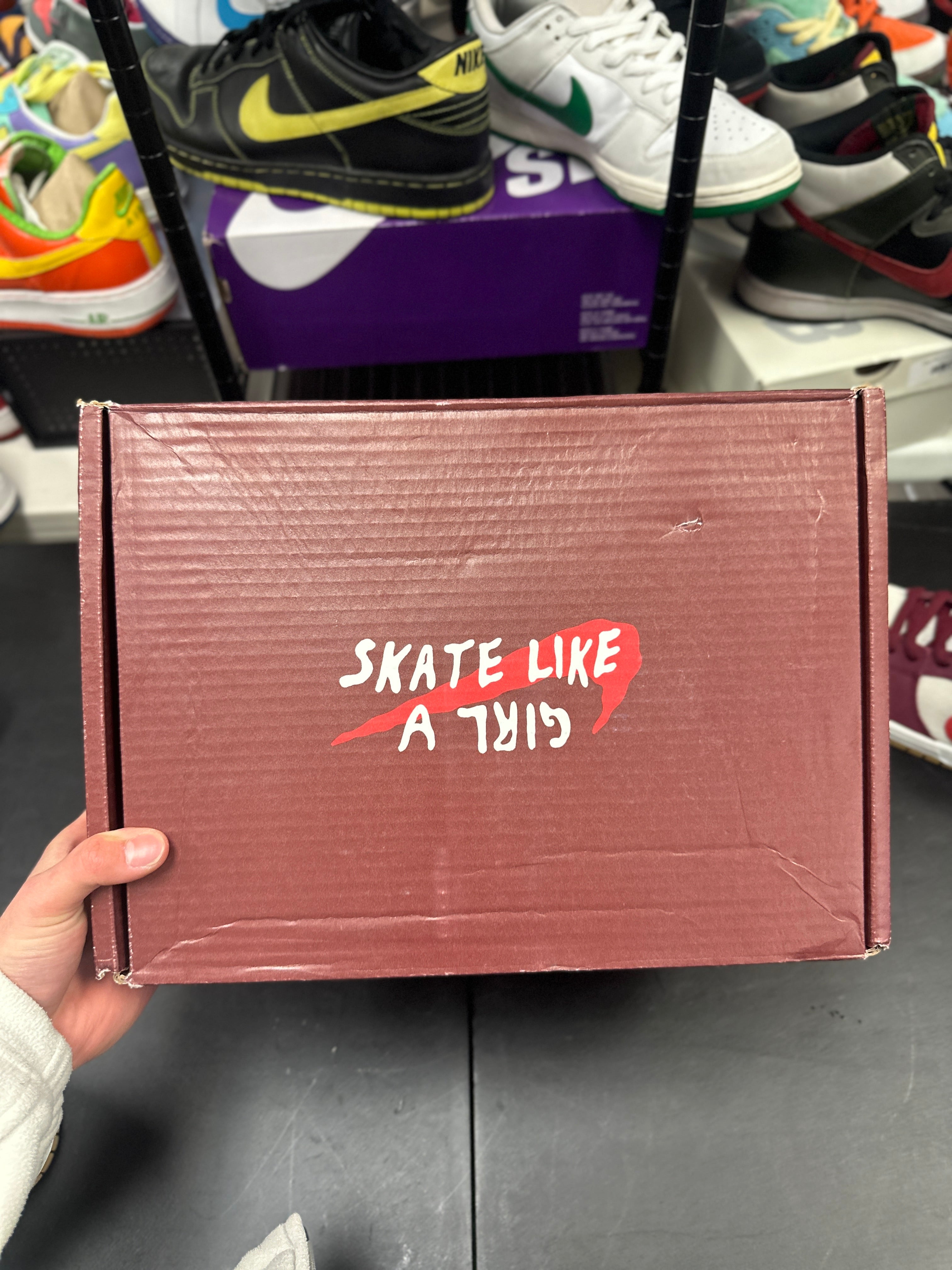 SIZE 11.5M - NIKE SB DUNK LOW “SKATE LIKE A GIRL” (SPECIAL BOX)