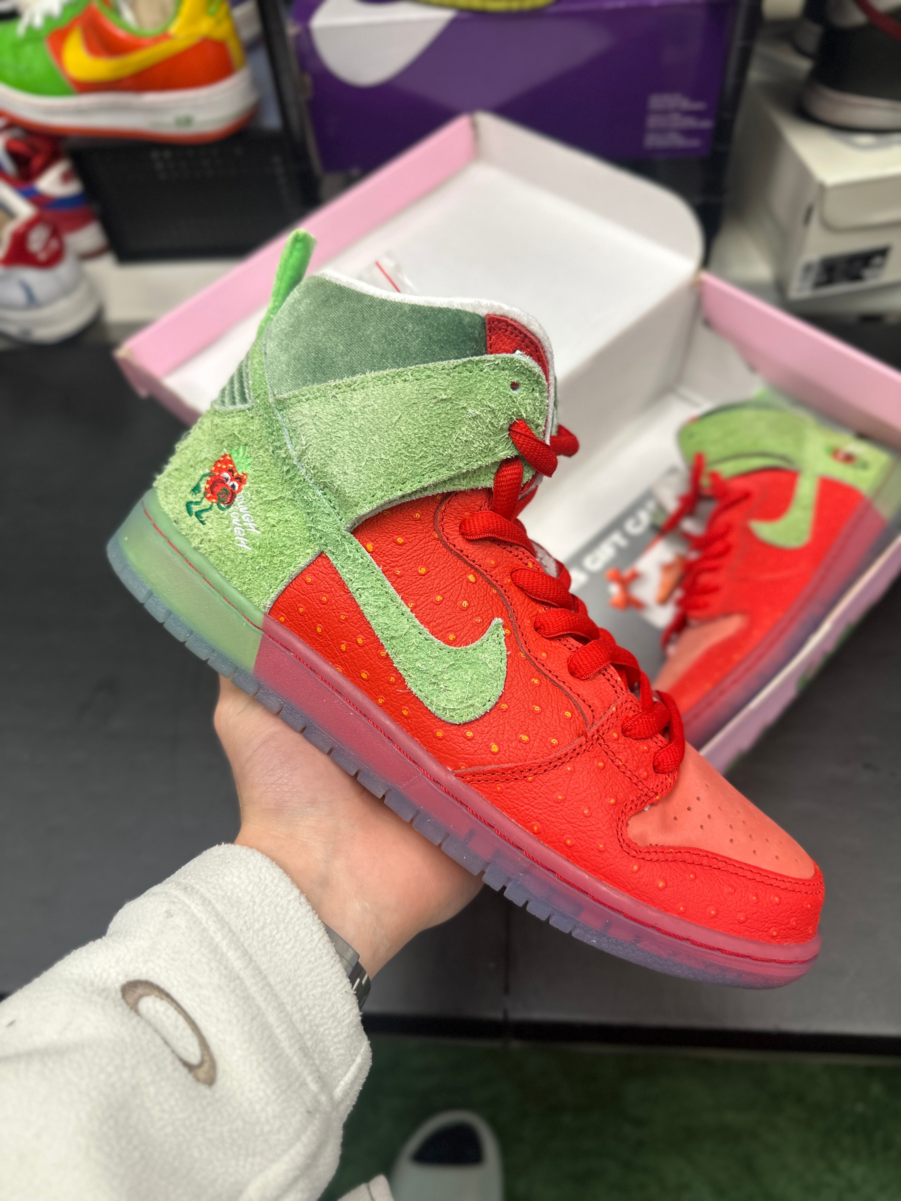 SIZE 10.5M - NIKE SB DUNK HIGH “STRAWBERRY COUGH” (SPECIAL BOX)