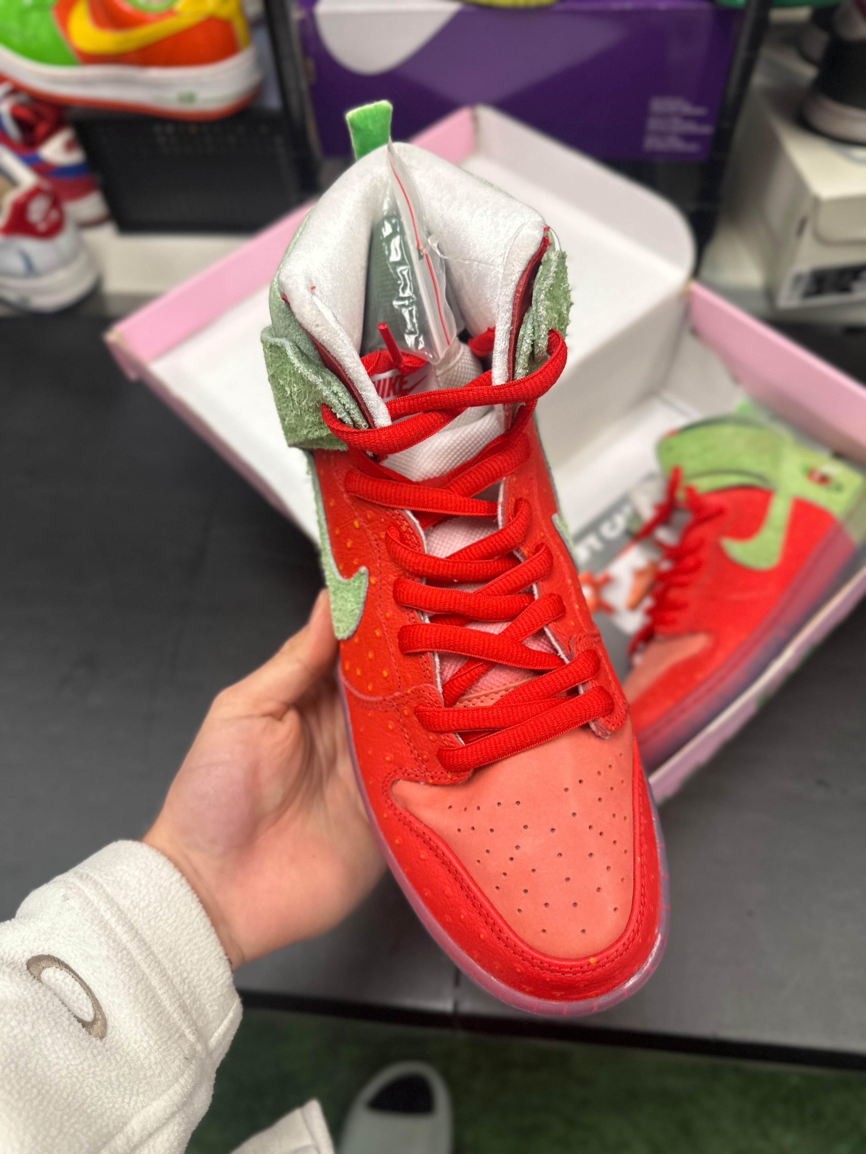 SIZE 10.5M - NIKE SB DUNK HIGH “STRAWBERRY COUGH” (SPECIAL BOX)