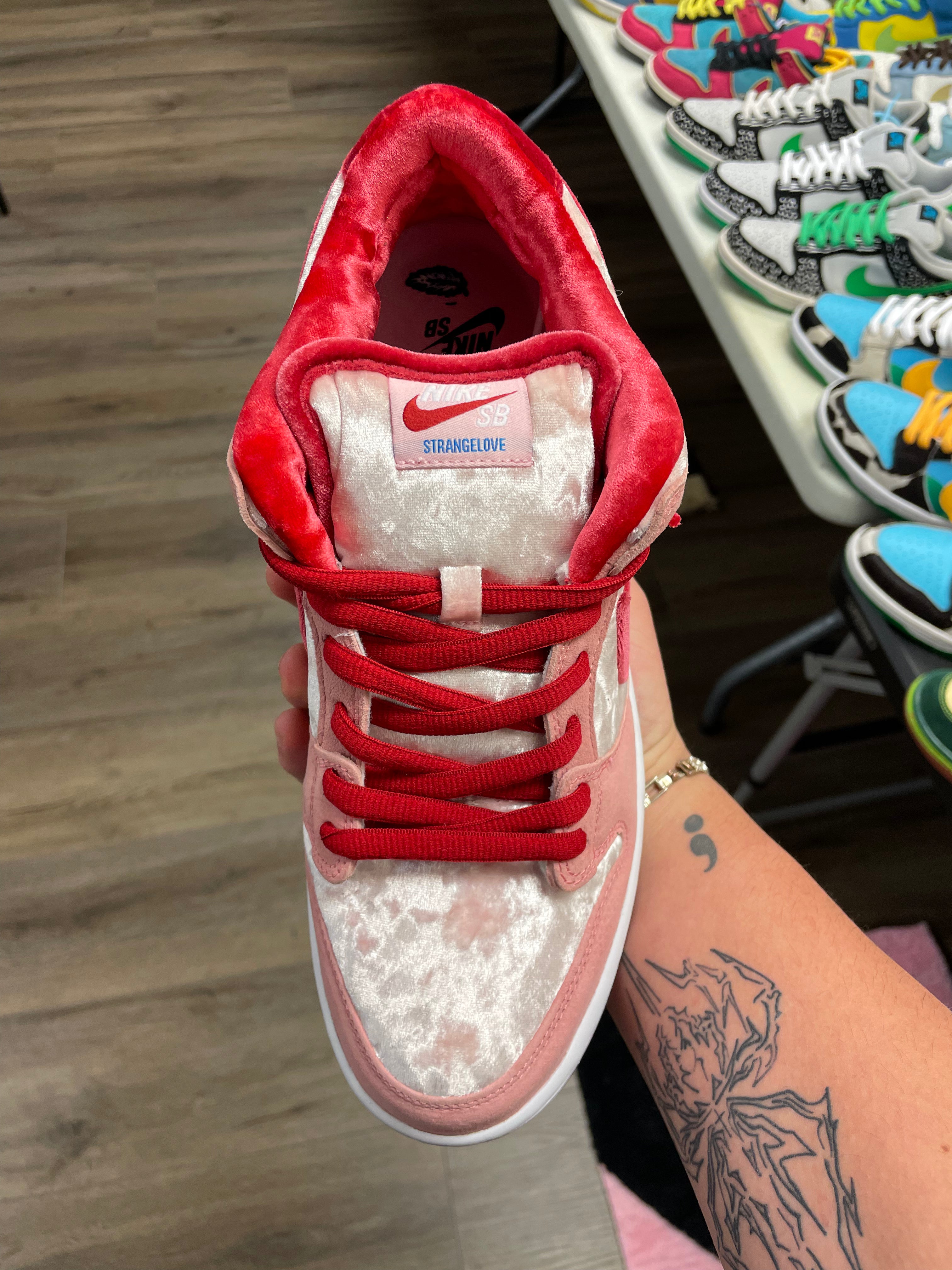 SIZE 10.5M NIKE SB DUNK LOW ‘STRANGE LOVE’